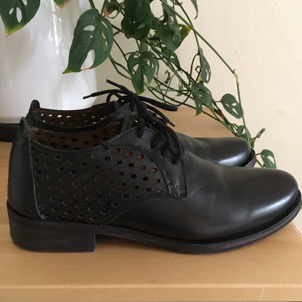 Sutro Black Perforated Oxford Shoes